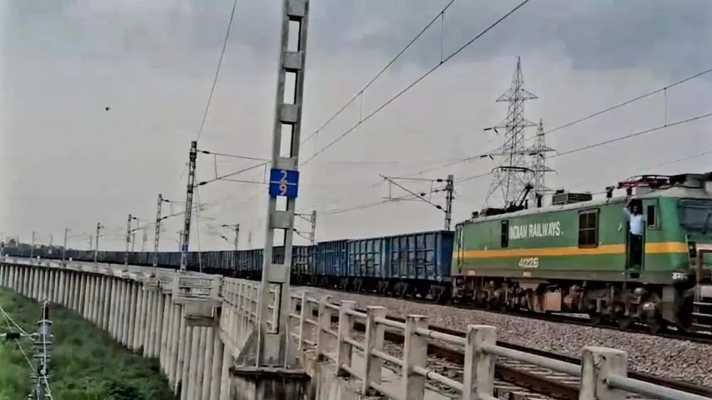 भारतीय रेलवे ने एशिया की सबसे लंबी मालगाड़ी ‘रुद्रस्त्र’ का सफल ट्रायल रन किया