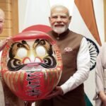जापान यात्रा के दौरान प्रधानमंत्री नरेंद्र मोदी को पारंपरिक शुभ 'दरुमा' गुड़िया भेंटस्वरूप दी गई