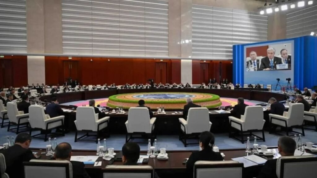 चीन ने एससीओ (SCO) शिखर सम्मेलन में विकास सहयोग के लिए 2 अरब डॉलर और एआई समर्थन का वादा