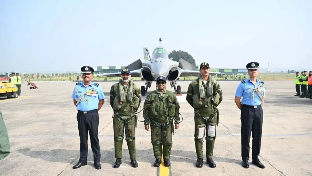 राष्ट्रपति द्रौपदी मुर्मू राफेल जेट में उड़ान भरने वाली पहली भारतीय राष्ट्रपति बनीं