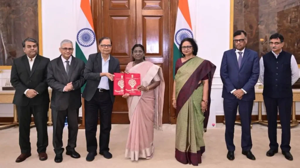 सोलहवें वित्त आयोग ने 2026–31 अवधि के लिए अपनी रिपोर्ट राष्ट्रपति को सौंपी