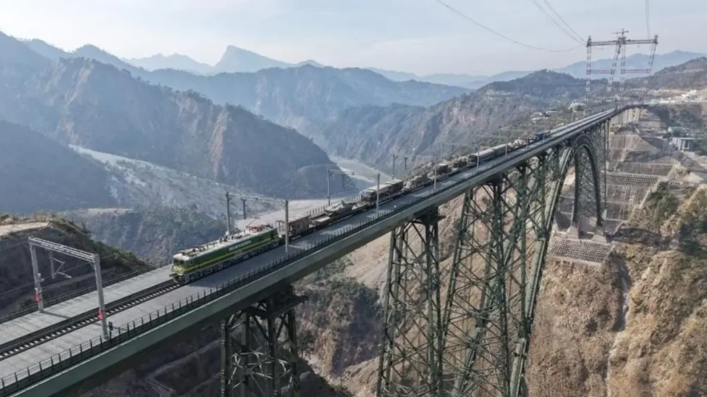 कश्मीर घाटी में मिलिट्री स्पेशल ट्रेन से पहुंचे टैंक और आर्टिलरी गन