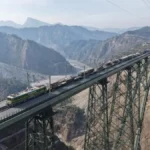 कश्मीर घाटी में मिलिट्री स्पेशल ट्रेन से पहुंचे टैंक और आर्टिलरी गन