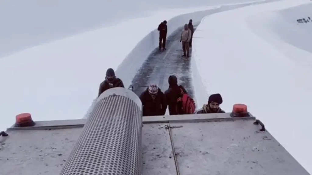 BRO द्वारा जम्मू-कश्मीर के चतरगला दर्रे पर उच्च-ऊँचाई बचाव अभियान और सड़क बहाली