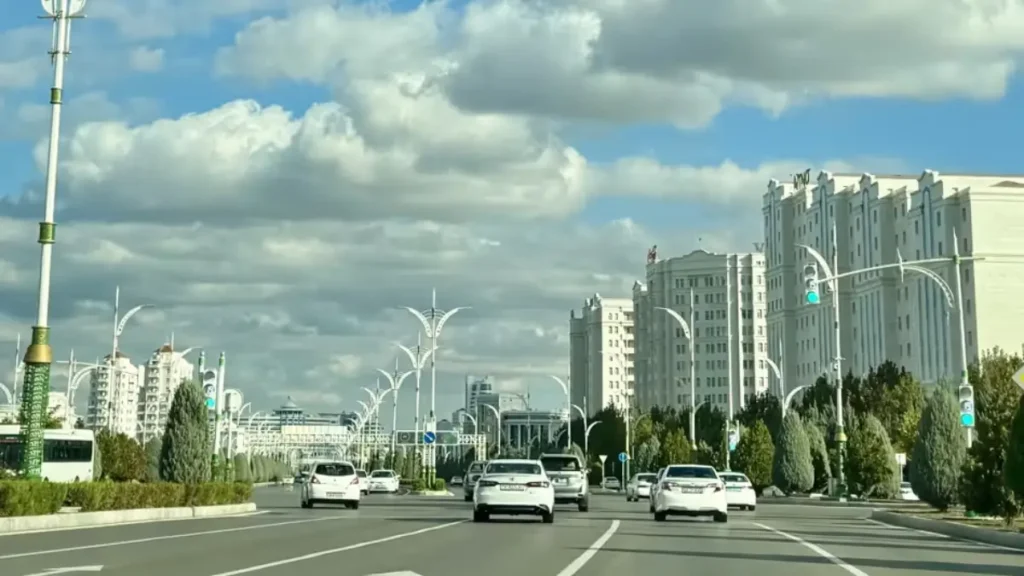 दुनिया के किस शहर को ‘व्हाइट सिटी’ के नाम से जाना जाता है?