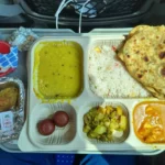 रेलवे की नई पहल: QR कोड से पहचान योग्य फूड पैकेट